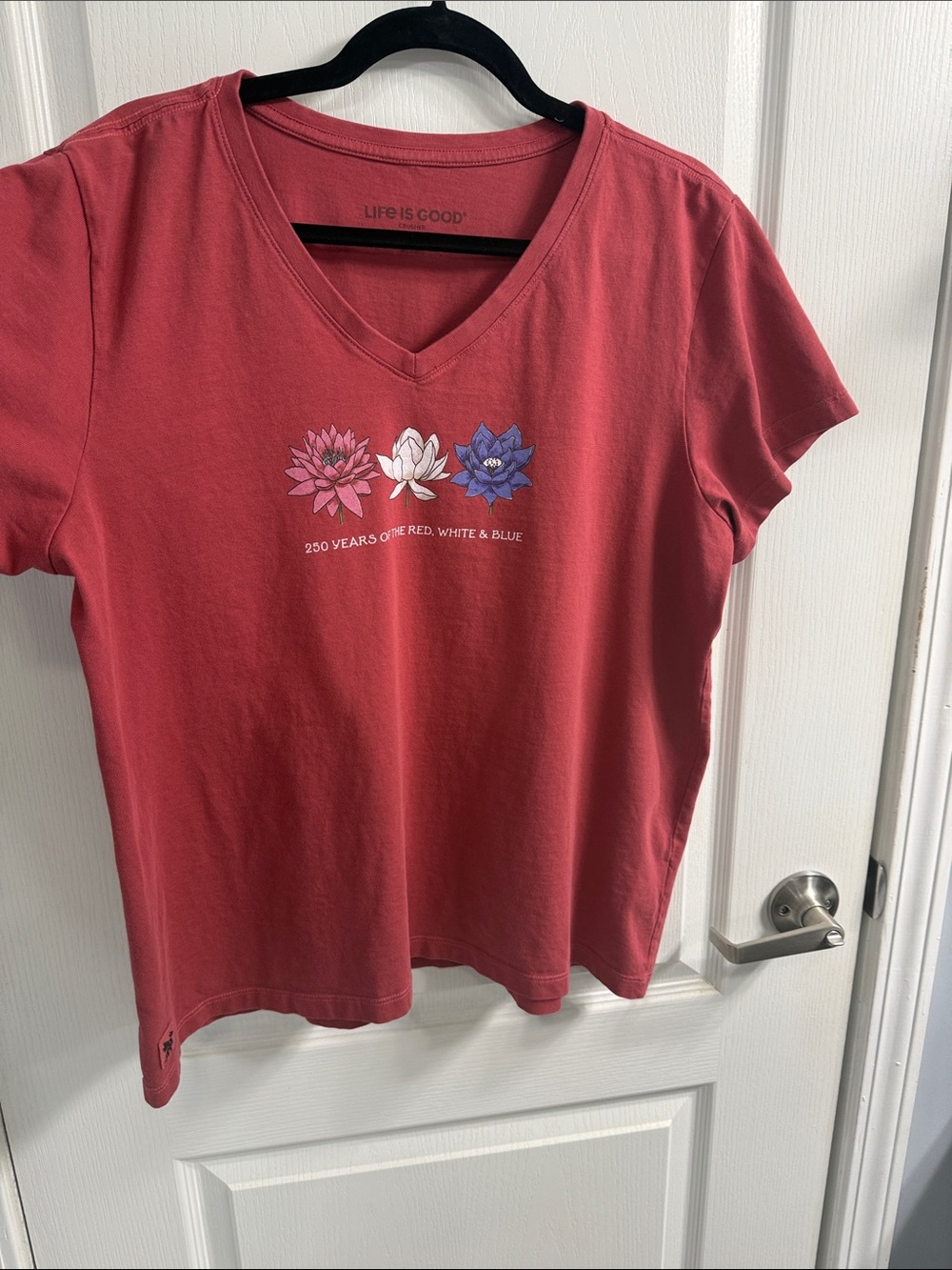 Life Is Good Women’s 250 Years of Red, White & Blue Floral Crusher Vee